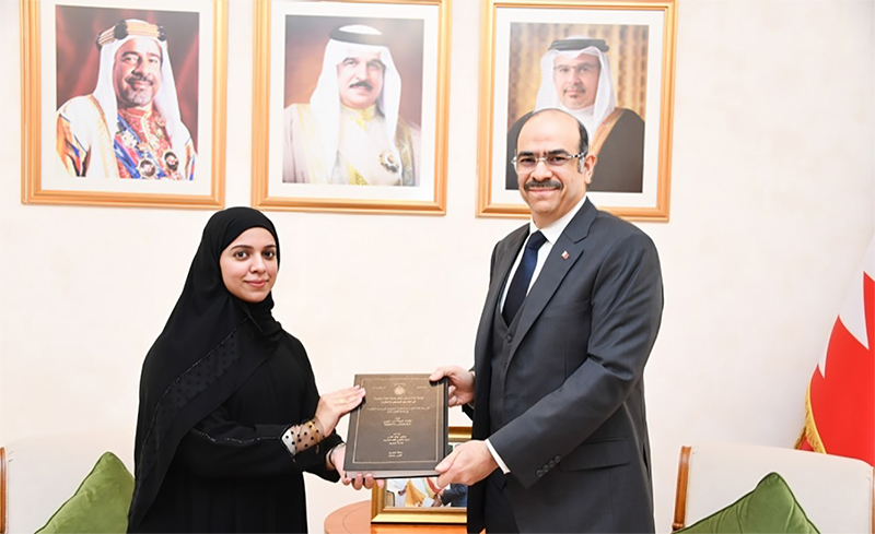 وزير الشؤون القانونية يُنوّه بأهمية الاستمرار في تشجيع الكوادر الوطنية لتعزيز إسهاماتها في إعلاء الوطن وتنميته من خلال الارتقاء بالتحصيل العلمي